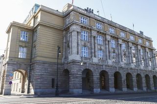 „Nebyl důvod vrátné nevěřit.“ Policie se vyjádřila ke kamerám na fakultě, které zachytily vraha - Novinky